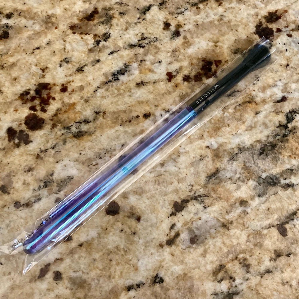 WINGME COSMETICS ALL OVER BLENDING EYESHADOW BRUSH HOLOGRAPHIC